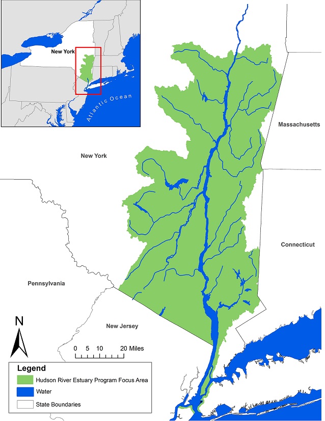 Map showing the New York portion of the Hudson River estuary watershed in green, with portions of the adjacent states of Massachusetts, Connecticut, New Jersey, and Pennsylvania in white. The Hudson River estuary, its major tributary streams, the Great Lakes, and the Atlantic Ocean appear in blue.
